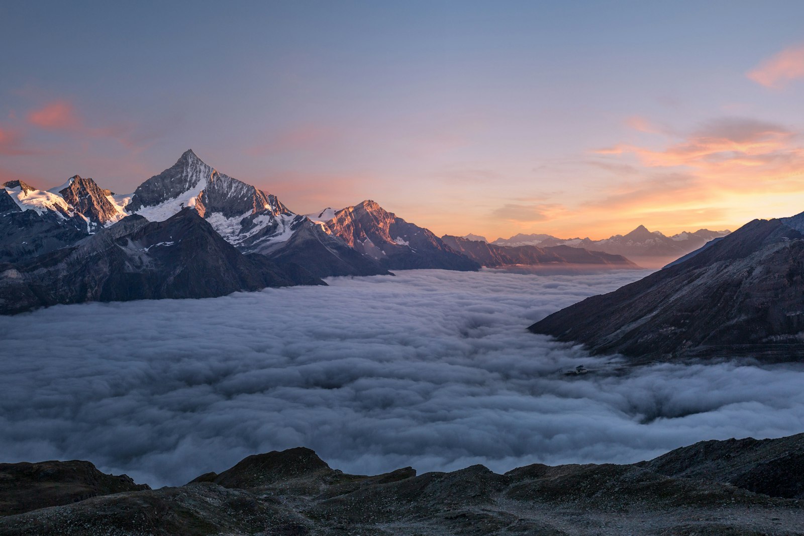 Montagne dans la brume, sérénité et équilibre